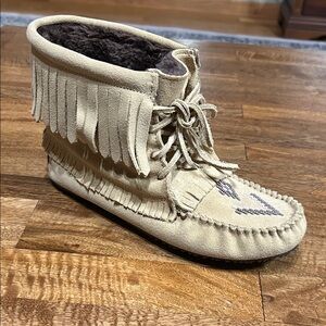 Manitobah Womens Harvester Suede Moccasin